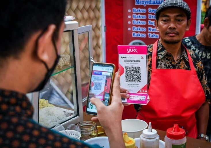 Pembeli melakukan pembayaran secara digital menggunakan QRIS di Jakarta, Jumat (28/7/2023).