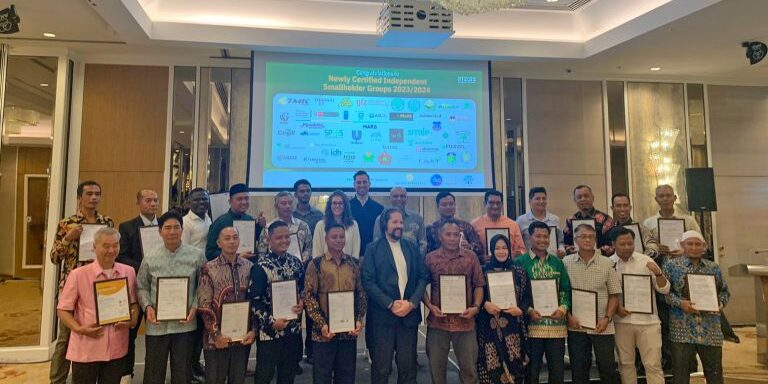 Risniati (barisan depan), mewakili CV PAG dengan bangga menerima sertifikat RSPO pada acara RT RSPO di Kuala Lumpur