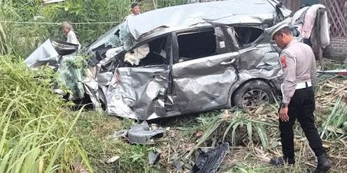 Akibat palang perlintasan rusak, mobil Inova ringsek dihantam kereta api

