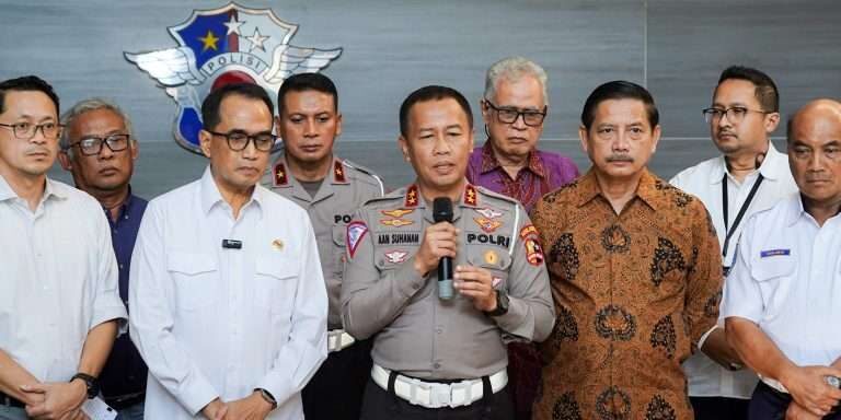 Kepala Korlantas (Kakorlantas) Irjen Pol Aan Suhanan (tengah) bersama Menteri Perhubungan (Menhub) Budi Karya Sumadi (kedua dari kiri) memberikan keterangan pers usai melakukan rapat mengenai bus pariwisata di gedung NTMC Polri, Jakarta Selatan, Rabu (15/5/2024).