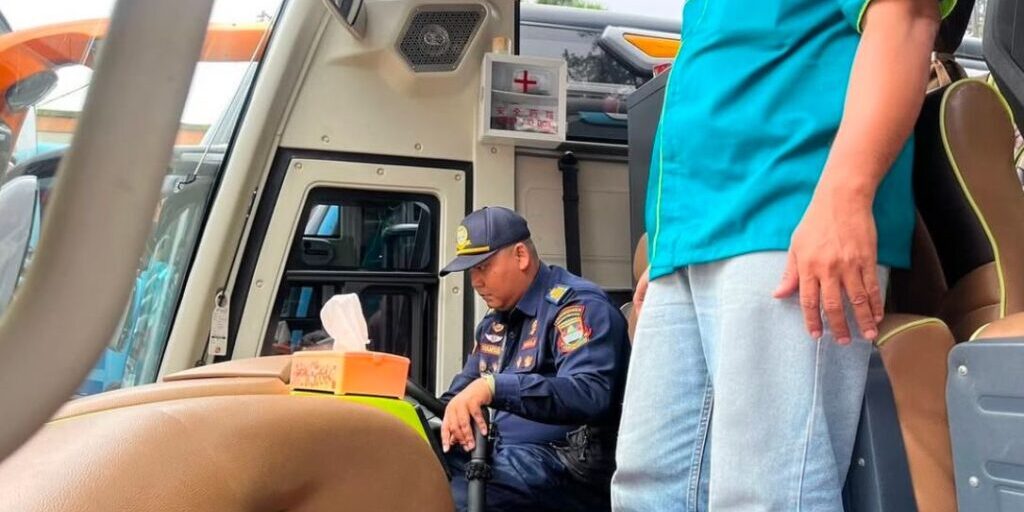 Petugas dinas perhubungan  Bandung Barat saat memeriksa bus pariwisata di Cikole Lembang. Senin (9/12)