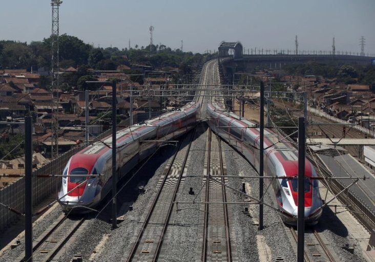 Rangkaian Electric Multiple Unit (EMU) Kereta Cepat Jakarta-Bandung (KCJB) saat berada di Stasiun KCJB Padalarang, Kabupaten Bandung Barat, Jawa Barat, Rabu (13/9/2023)

