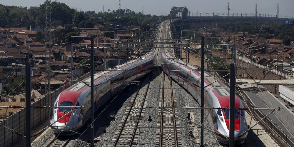 Rangkaian Electric Multiple Unit (EMU) Kereta Cepat Jakarta-Bandung (KCJB) saat berada di Stasiun KCJB Padalarang, Kabupaten Bandung Barat, Jawa Barat, Rabu (13/9/2023)

