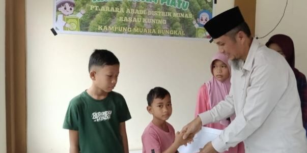 Arara Abadi menyalurkan santunan kepada anak yatim piatu di Kampung Muara Bungkal

