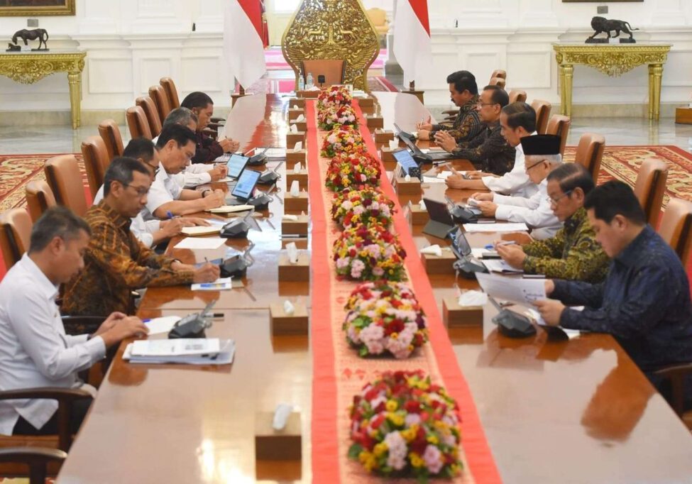 Presiden Joko Widodo (keempat barisan kanan) memimpin rapat terbatas terkait integrasi moda transportasi publik di Istana Merdeka, Jakarta, Rabu (27/9/2023) 