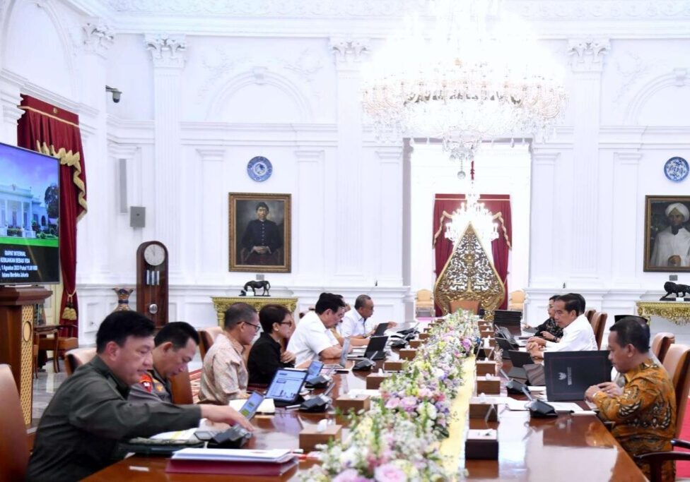 Presiden Joko Widodo saat memimpin rapat internal di Istana Merdeka, Jakarta, Selasa (1/8/2023). 