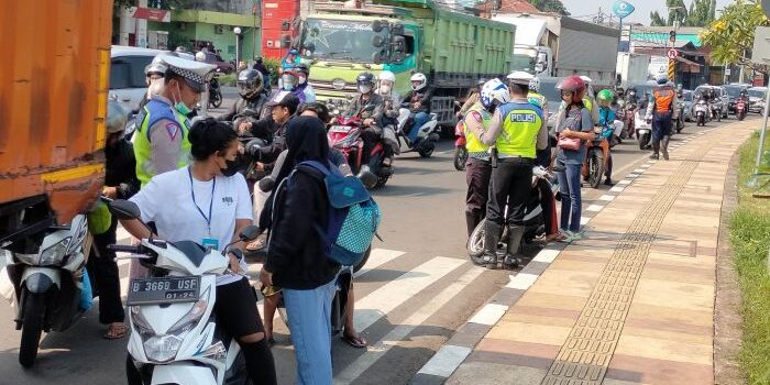 Ilustrasi Polisi dan DLLAJR melakukan pemeriksaan kelengkapan surat-surat saat melakukan razia di Jalan Raya Bogor,Jakarta Timur.

