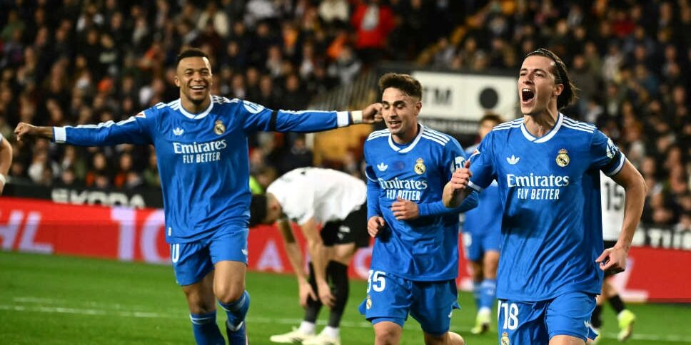 Real Madrid kalahkan Valencia 2-0.