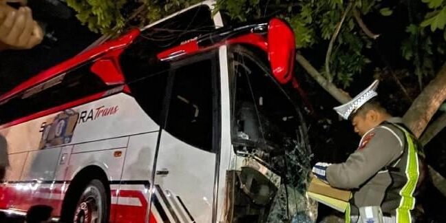 Petugas melakukan olah tempat kejadian perkara (TKP) Kecelakaan bus pariwisata dengan nomor polisi (Nopol) DK 7942 GB yang mengalami rem blong di Jl Ir Soekarno Kota Batu, Jawa Timur, Rabu (8/1/2025).


