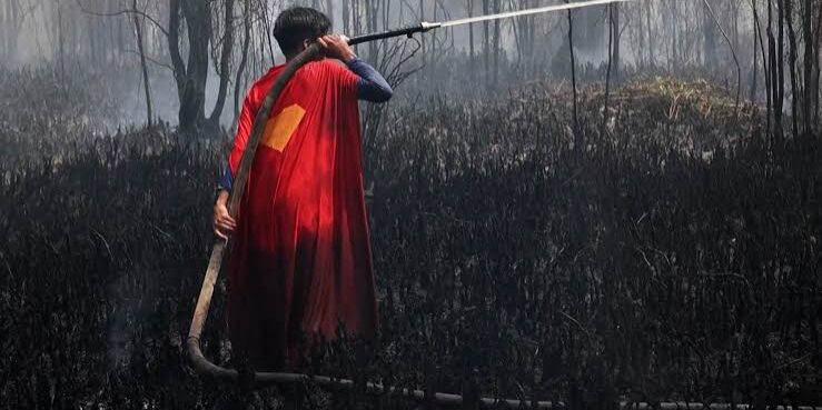 Remaja Indonesia 'Superman' Bantu Padamkan Kebakaran Hutan