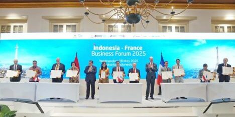 Perwakilan dari CIRAD dan Sinar Mas Agribusiness and Food (ke-3 dan ke-4 dari kiri) menandatangani Nota Kesepahaman untuk memajukan penelitian minyak sawit berkelanjutan di Indonesia-France Business Forum 2025