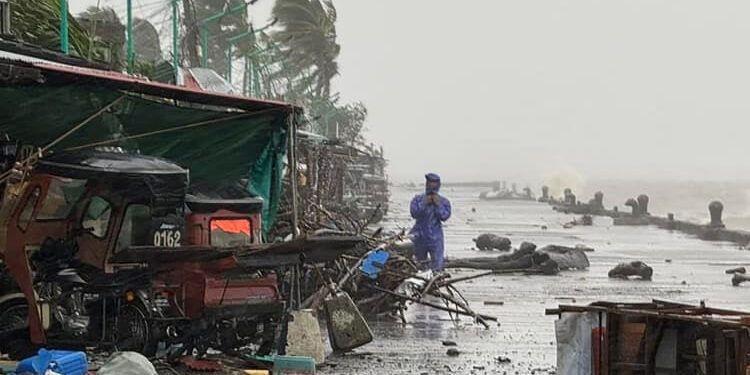 Ribuan orang mengungsi saat Badai Tropis Fengshen mendekat