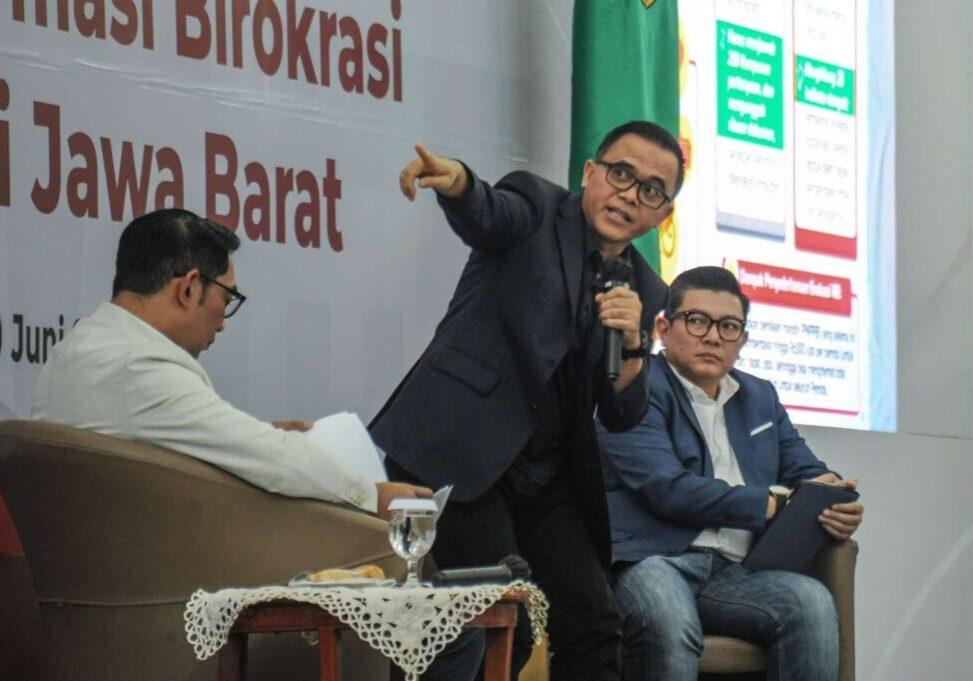 Menteri Pendayagunaan Aparatur Negara dan Reformasi Birokrasi (PANRB) Abdullah Azwar Anas (tengah) bersama Gubernur Jawa Barat Ridwan Kamil (kiri) memberikan pemaparan pada Sosialisasi RB tematik dan perubahan road map reformasi birokrasi di Gedung Sate, Bandung, Jawa Barat, Jumat (9/6/2023). 
