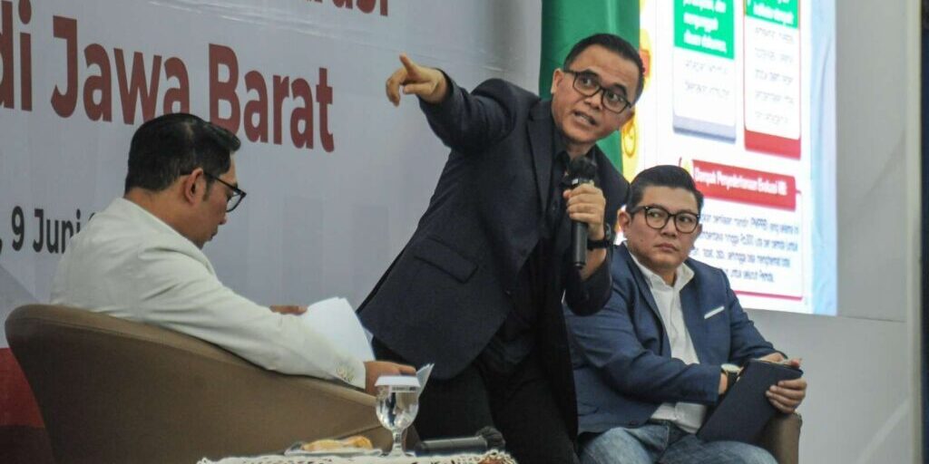 Menteri Pendayagunaan Aparatur Negara dan Reformasi Birokrasi (PANRB) Abdullah Azwar Anas (tengah) bersama Gubernur Jawa Barat Ridwan Kamil (kiri) memberikan pemaparan pada Sosialisasi RB tematik dan perubahan road map reformasi birokrasi di Gedung Sate, Bandung, Jawa Barat, Jumat (9/6/2023). 