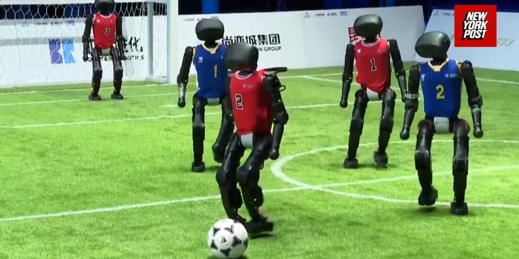 Robot Humanoid bermain sepakbola