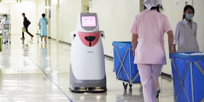 Robot mengantar obat di rumah sakit