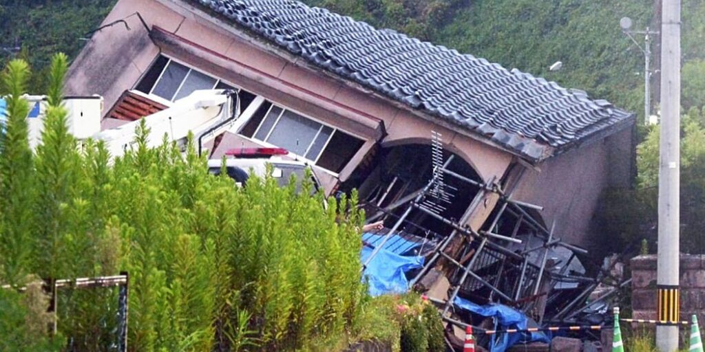 Rumah roboh akibat gempa di Jepang