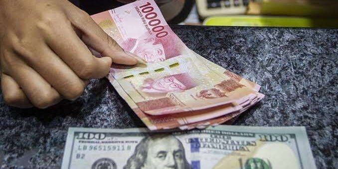 Uang rupiah dan uang dolar AS di sebuah tempat penukaran valas