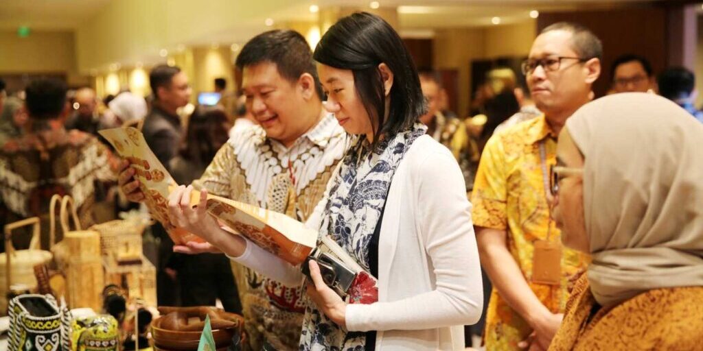 Para peserta mengunjungi booth-booth menampilkan berbagai produk dan inisiatif konservasi digerakkan masyarakat

