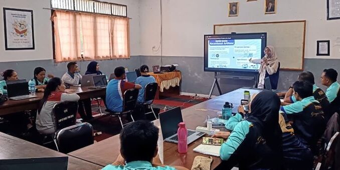 Membangun pemahaman, sebelum nanti menularkannya kepada para siswa (Foto: Tri Yuliati)

