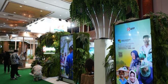 Anjungan APP Group berselimut lumut dan pakis jadi perlambang ramah lingkungan, bukan pertanda terbengkalai. (Foto: Noveradika)