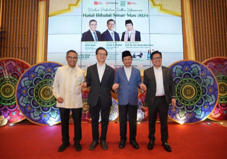 Managing Director Sinar Mas, Saleh Husin berpose (dari kiri) bersama Sinar Mas Board Member, Franky Oesman Widjaja, Imam Besar Masjid Istiqlal, K.H. Nasaruddin Umar dan Managing Director Sinar Mas, Ferry Salman