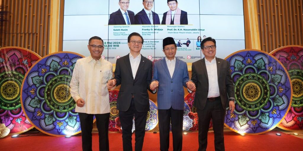 Managing Director Sinar Mas, Saleh Husin berpose (dari kiri) bersama Sinar Mas Board Member, Franky Oesman Widjaja, Imam Besar Masjid Istiqlal, K.H. Nasaruddin Umar dan Managing Director Sinar Mas, Ferry Salman