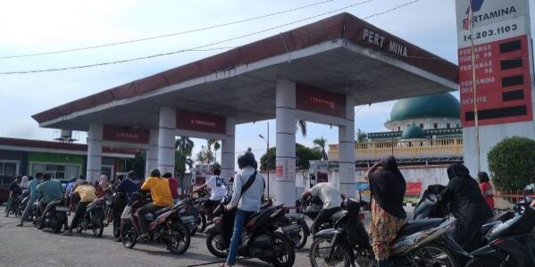 Antrean panjang kendaraan di SPBU Batangkuis Kabupaten Deliserdang Sumatera Utara untuk mendapatkan BBM. (Foto: Fadmin Malau)