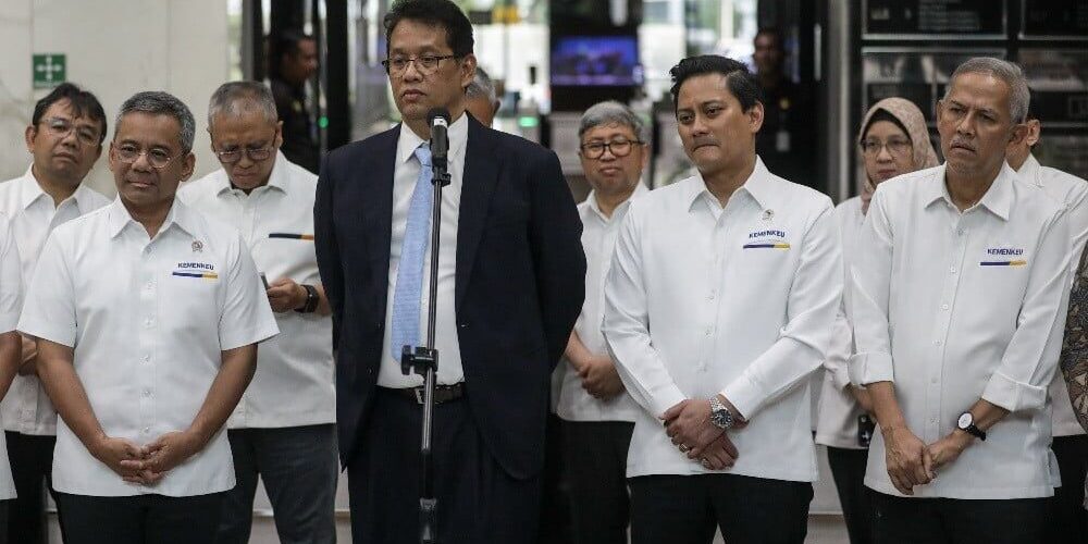 Menteri Keuangan Purbaya Yudhi Sadewa (kedua kiri) didampingi Wakil Menteri Suahasil Nazara (kiri), Wakil Menteri Thomas Djiwandono (kedua kanan), dan Wakil Menteri Anggito Abimanyu memberikan keterangan pers saat penyambutan di kantor Kementerian Keuangan, Jakarta, Senin (8/9/2025). Presiden Prabowo Subianto melantik Purbaya Yudhi Sadewa sebagai Menteri Keuangan menggantikan Sri Mulyani Indrawati.

