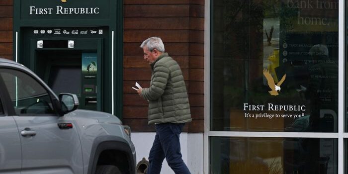 Saham First Republic Ba nk terjun bebas