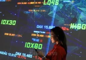 Pegawai beraktivitas di dekat layar yang menampilkan data saham di PT Bursa Efek Indonesia di Jakarta, Rabu (2/8/2023)

