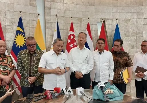 Menteri Perdagangan (Mendag) Zulkifli Hasan bertemu dengan Menteri Perindustrian (Menperin) Agus Gumiwang Kartasasmita di Kantor Kementerian Perdagangan, Jumat (19/7/2024).