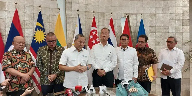 Menteri Perdagangan (Mendag) Zulkifli Hasan bertemu dengan Menteri Perindustrian (Menperin) Agus Gumiwang Kartasasmita di Kantor Kementerian Perdagangan, Jumat (19/7/2024).