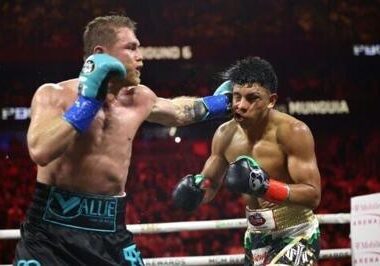 Saul Alvarez menang mutlak atas Jaime Munguia