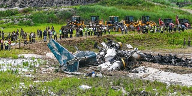 Saurya Airlines Nepal jatuh dan terbakar