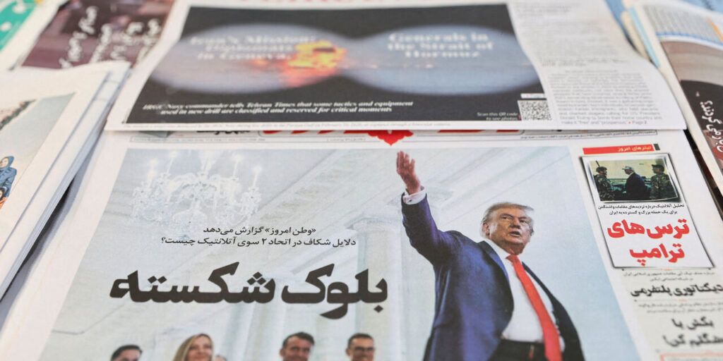 Sebuah surat kabar Iran dengan foto sampul Presiden Trump