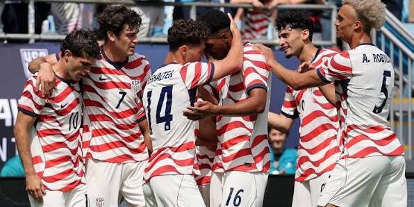 Selebrasi pemain AS merayakan gol