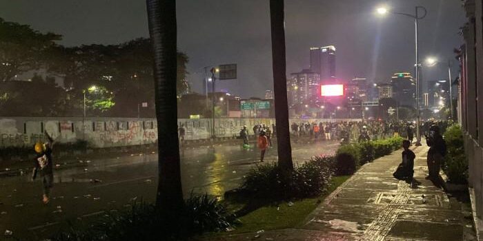 DEMO DI DPR: Suasana demonstrasi lanjutan terkait tunjangan DPR dan meninggalnya, pengemudi ojek online (ojol) Affan Kurniawan, di depan gerbang Gedung DPR RI, Jalan Gatot Subroto, Jakarta, Sabtu (30/8/2025). Tampak massa aksi dipukul mundur polisi melepaskan tembakan gas air mata. 


