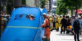 Seorang pria menyemprotkan suatu zat di dalam Mal Ginza