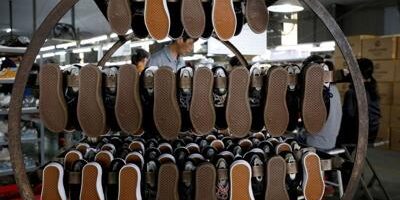 Sepatu produksi di Vietnam yang akan di-ekspor
