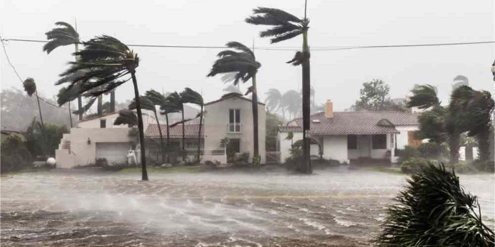 Siklon Koji menerjang timur laut Australia, peringatan risiko banjir.