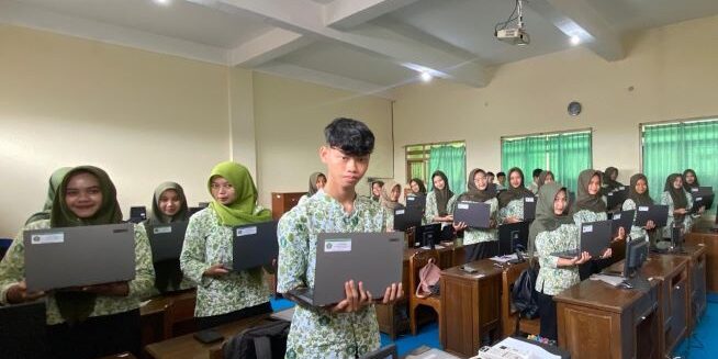Pembelajaran teknologi perkantoran di SMK Ma’arif Magelang gunakan 36 unit laptop baru. (Foto: Jaka Anindita)