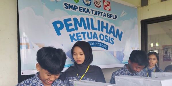 Menyelami bagaimana rasanya berdemokrasi dengan menjalani politik elektoral, jadi bagian pembekalan hidup para siswa. (Foto: Ferry Hendrawan)