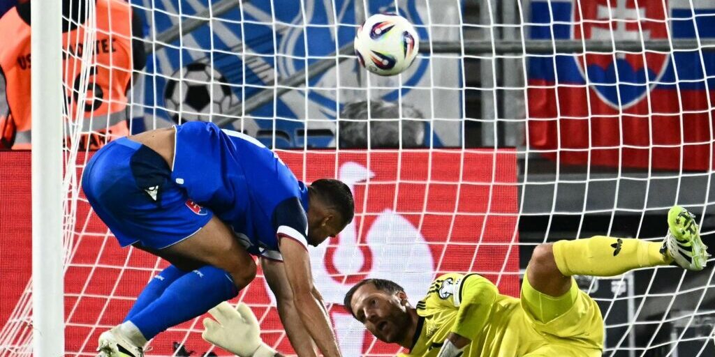 Slovakia menaklukkan Jerman 2-0