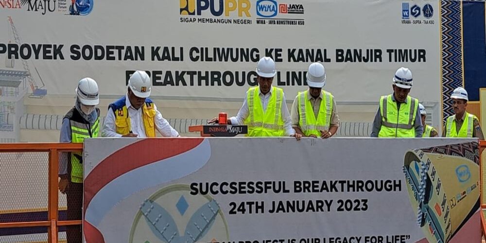 Jokowi Tinjau Proyek Sodetan Ciliwung, Upaya Kendalikan Banjir Jakarta

