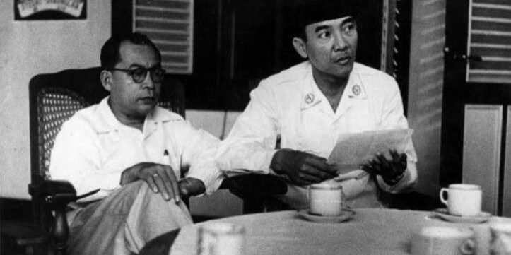 Dua tokoh proklamator Indonesia, Soekarno (kanan) dan Mohammad Hatta (kiri), sedang berdiskusi atau rapat penting pada masa awal kemerdekaan Indonesia 