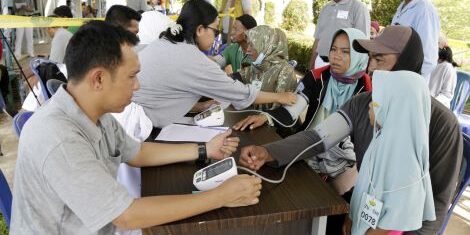 Relawan Tzu Chi APP Group yakni PT OKI Pulp & Paper Mills, PT Bumi Mekar Hijau, PT Bumi Andalas Permai, PT SBA Wood Industries melakukan Bakti Sosial Kesehatan Umum 