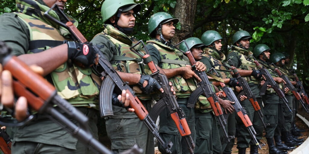 Sri Lanka mengurangi setengah tentaranya
