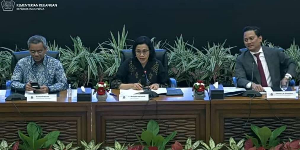 Menteri Keuangan Sri Mulyani Indrawati bersama Wakil Menteri Keuangan I, Suahasil Nazara (kiri) dan Wakil Menteri Keuangan II, Thomas Djiwandono (kanan) dalam keterangan pers bersama di Kementerian Keuangan, Jakarta 