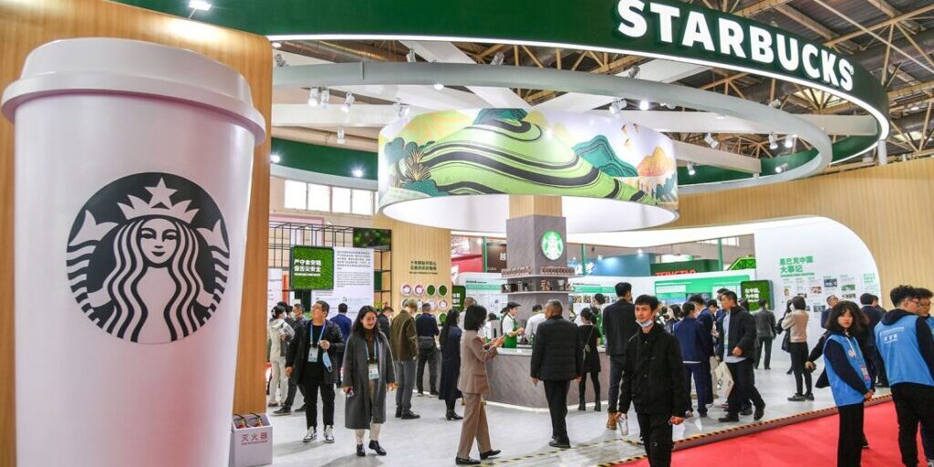 Starbucks jual kendali bisnis di China